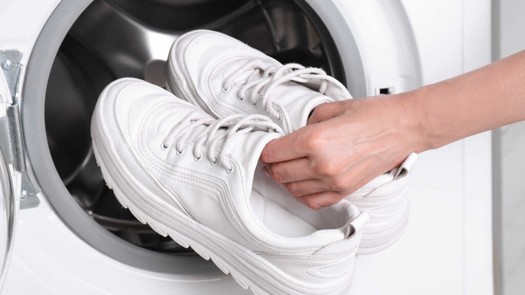 Jasa cuci sepatu merupakan layanan yang penting dalam merawat dan memperpanjang umur sepatu.