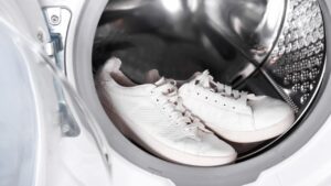 Prospek jasa cuci sepatu terbuka sangat lebar bahkan untuk pemula. Berikut panduan lengkap untuk memulai bisnis laundry sepatu.
